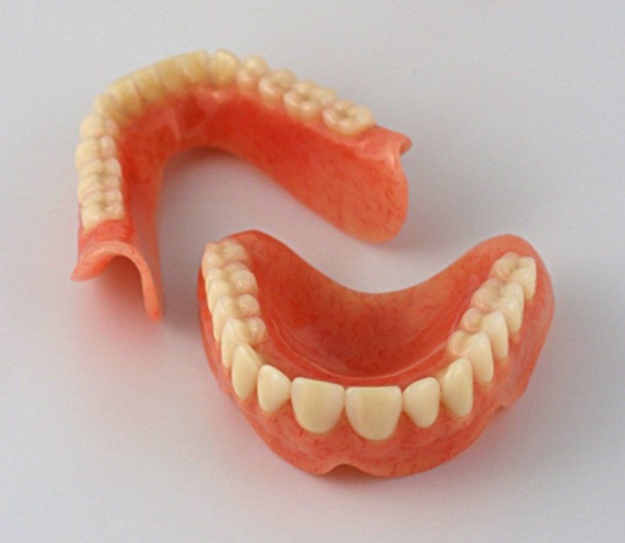 Какие зубные протезы лучше при отсутствии зубов. Съемный протез (6-14 зубов) термо Джет. Частичный съемный протез Flexi n512. Частичный съёмный протез Акрон. А23.07. 002.040 Полный съемный протез.